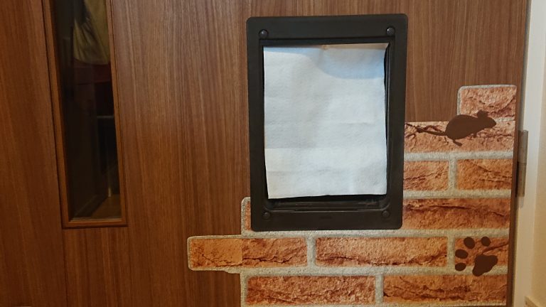 ペット用ドアにカーテンをつける